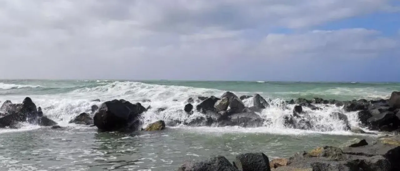 Travolta dalle onde del mare e sbattuta contro gli scogli, muore donna vicino Roma