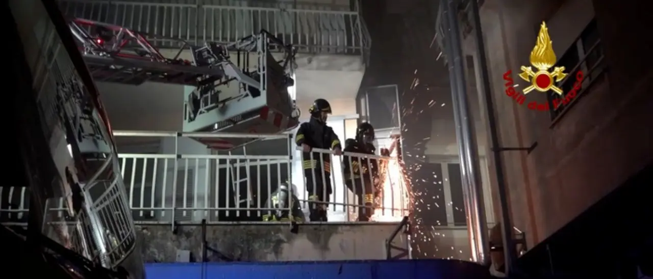 Incendio all’ospedale di Tivoli, morti tre pazienti: evacuato l’edificio invaso dal fumo, in 200 trasferiti