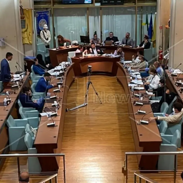 Confronto cruciale in Consiglio a Corigliano Rossano: al centro l’allarme criminalità e l’arrivo di Baker Hughes al porto