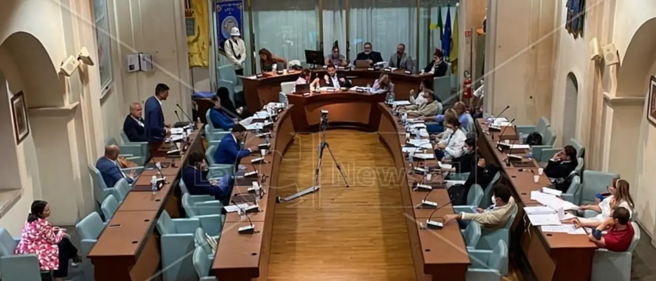 Confronto cruciale in Consiglio a Corigliano Rossano: al centro l’allarme criminalità e l’arrivo di Baker Hughes al porto