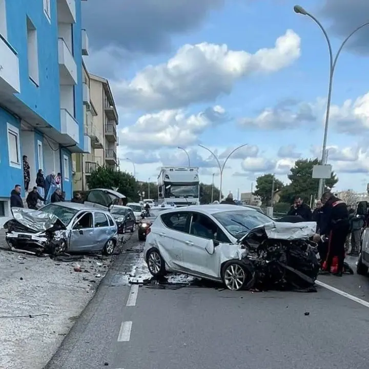 Incidente sulla 106 nel Cosentino, alla guida di un’auto rubata si scontra contro un’altra vettura e muore