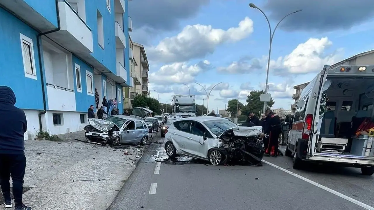 Incidente sulla 106 nel Cosentino, alla guida di un’auto rubata si scontra contro un’altra vettura e muore