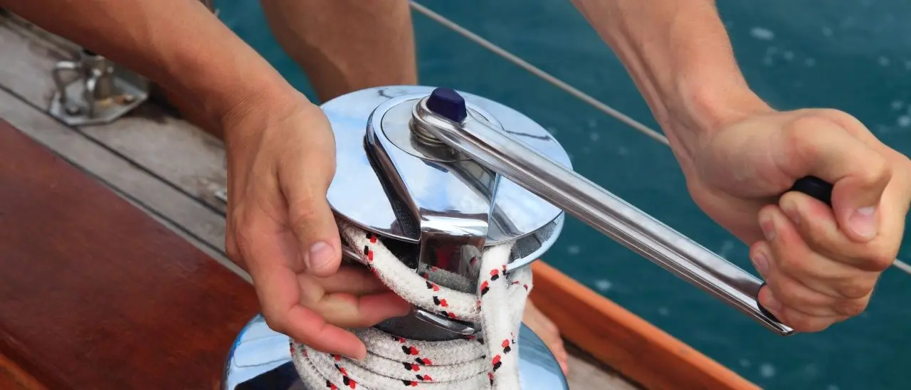 Incidente durante una regata nel Cosentino, resta incastrata con la mano nel verricello e perde due falangi