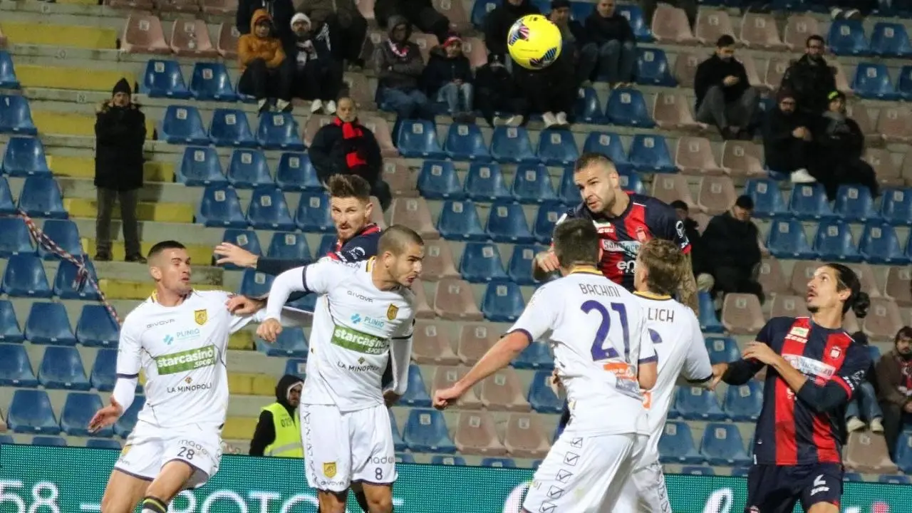 Il Crotone rallenta la capolista Juve Stabia: allo Scida finisce 1-1