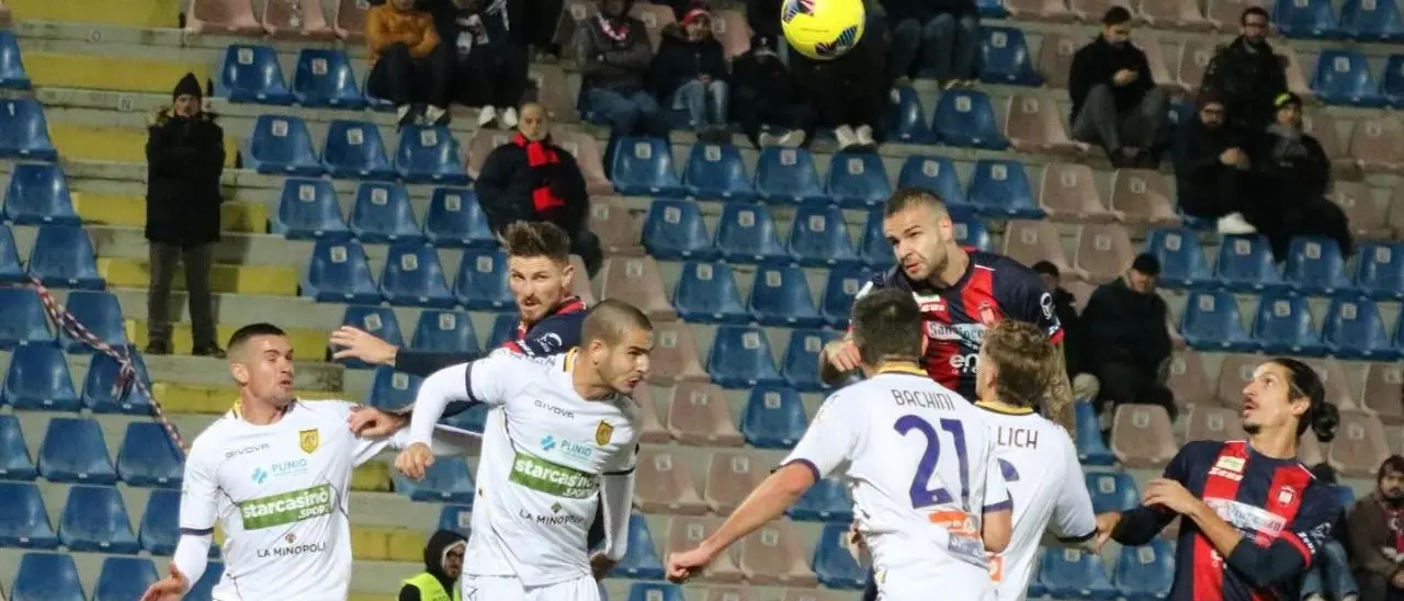 Il Crotone rallenta la capolista Juve Stabia: allo Scida finisce 1-1