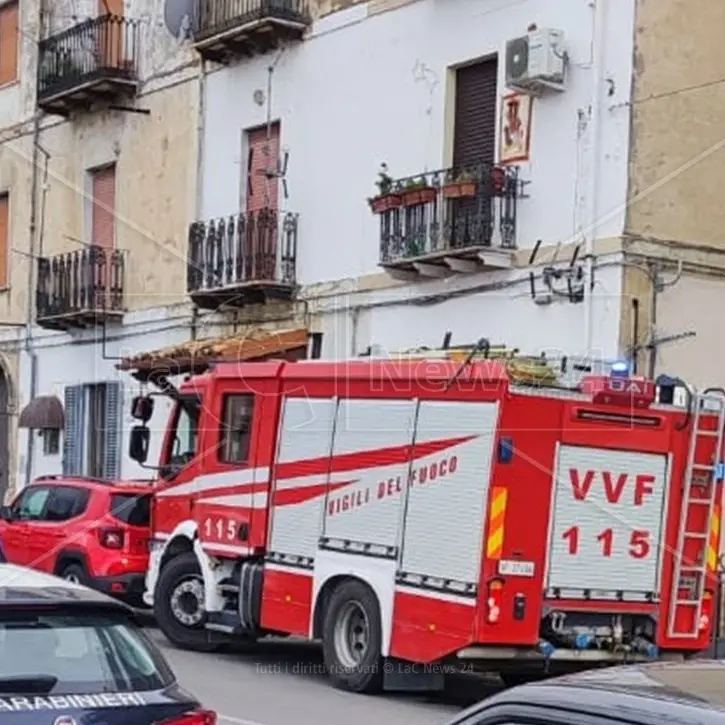 Paura a Corigliano per una fuga di gas: evacuato palazzo del centro storico
