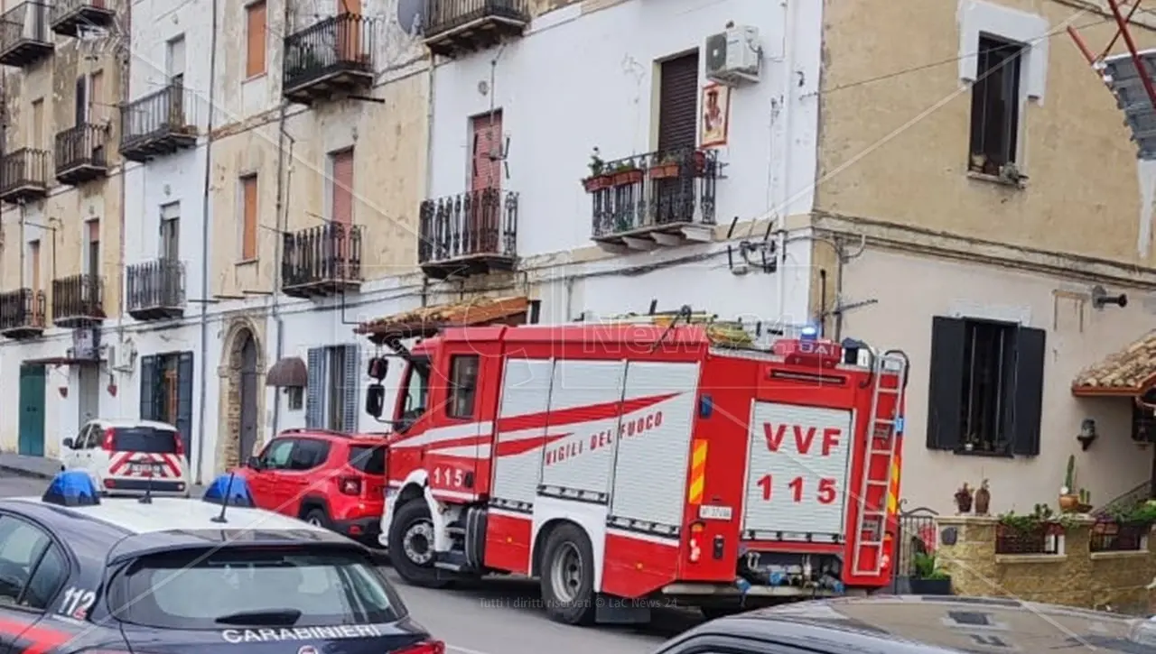 Paura a Corigliano per una fuga di gas: evacuato palazzo del centro storico