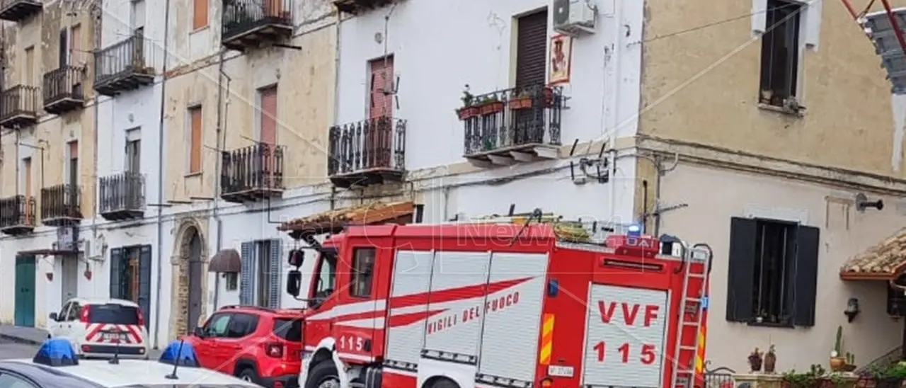 Paura a Corigliano per una fuga di gas: evacuato palazzo del centro storico