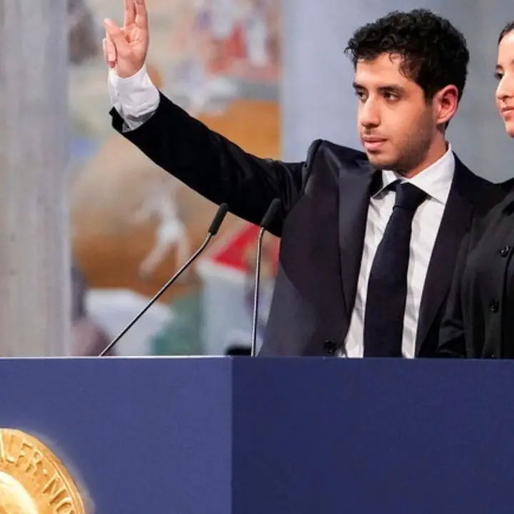 Nobel per la Pace a Narges Mohammadi, sedia vuota sul palco: il premio ritirato dai figli