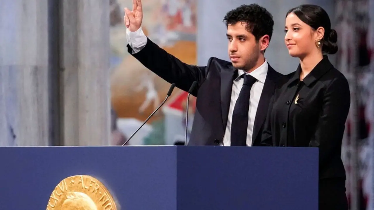 Nobel per la Pace a Narges Mohammadi, sedia vuota sul palco: il premio ritirato dai figli