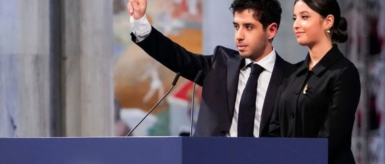 Nobel per la Pace a Narges Mohammadi, sedia vuota sul palco: il premio ritirato dai figli