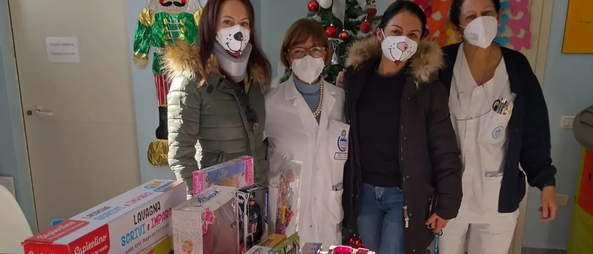 Catanzaro, Babbo Natale arriva alla Dulbecco: raccolta di regali per i bimbi ricoverati in Oncoematologia