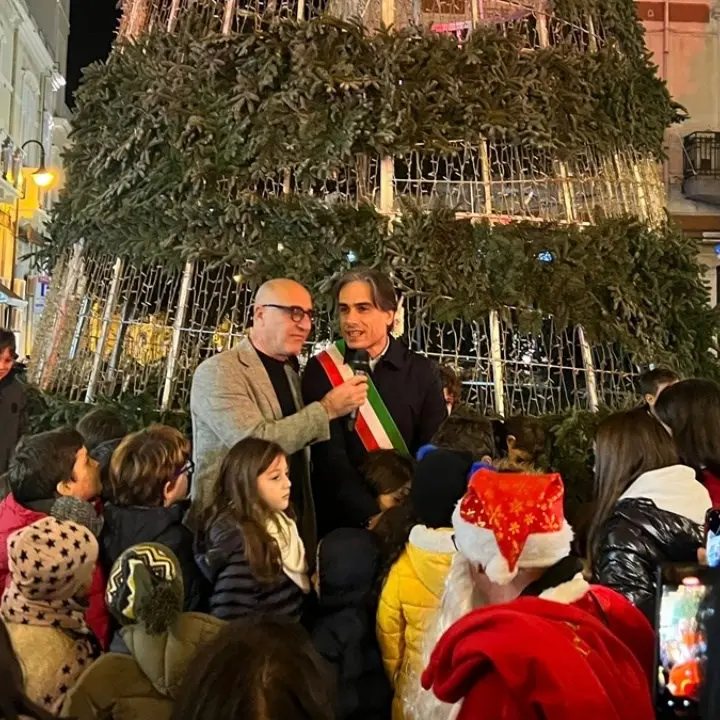 La crisi in Comune spegne il Natale di Reggio: festeggiamenti in sordina e dubbi su una delibera da 340mila euro