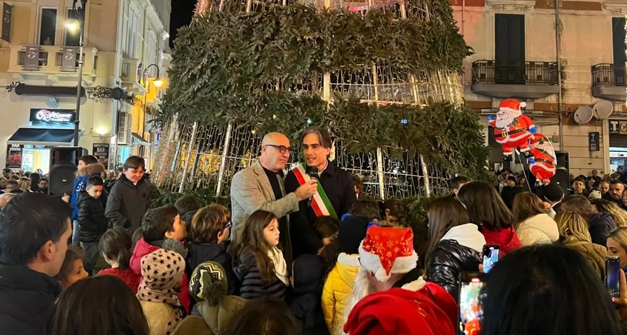 La crisi in Comune spegne il Natale di Reggio: festeggiamenti in sordina e dubbi su una delibera da 340mila euro