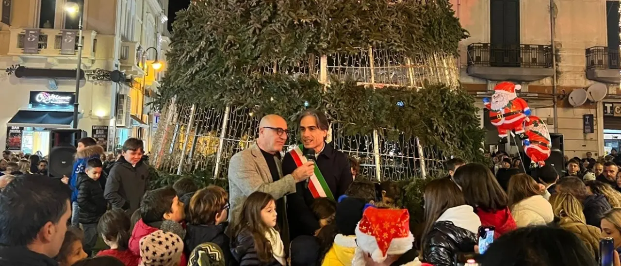 La crisi in Comune spegne il Natale di Reggio: festeggiamenti in sordina e dubbi su una delibera da 340mila euro