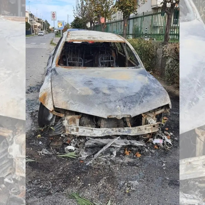 Auto in fiamme a Trebisacce, probabile l’origine dolosa: indagini in corso