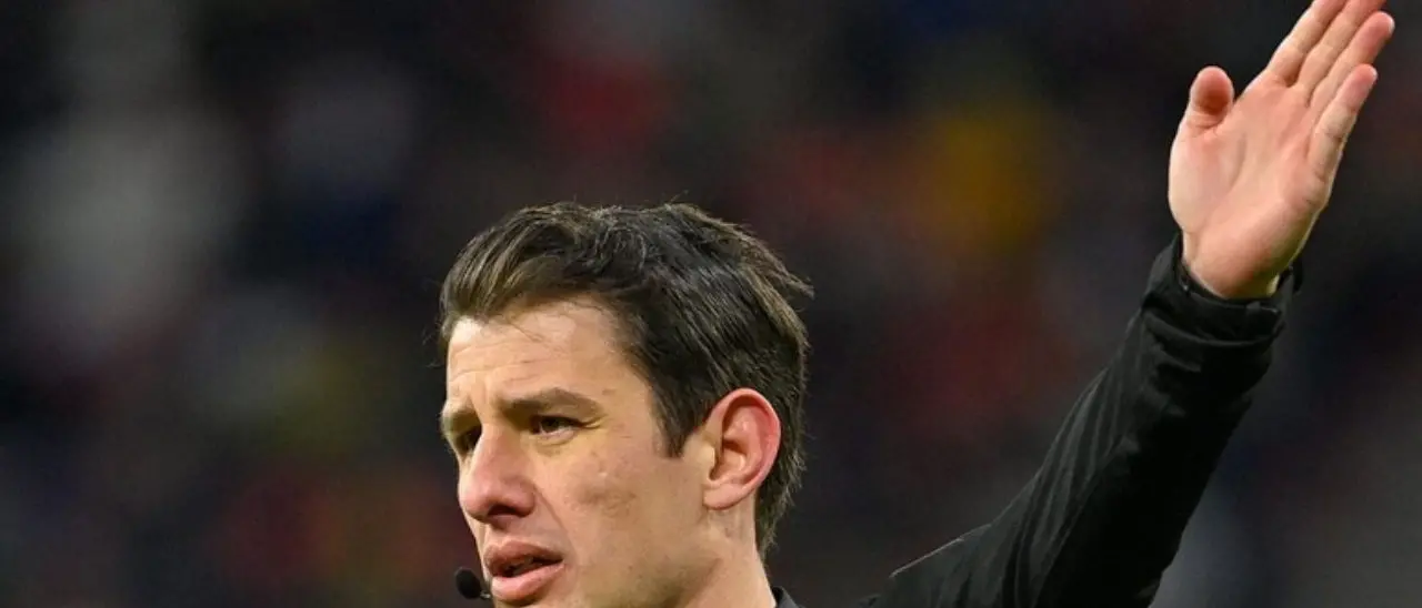 Turchia, la sua squadra subisce il pari al 97esimo: presidente invade il campo e prende a pugni l’arbitro