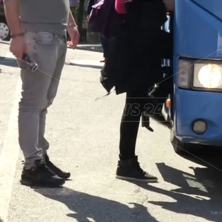 Quindici contro uno, i bulli si scagliano contro un ragazzino a Cosenza: lo salvano i passeggeri di un bus