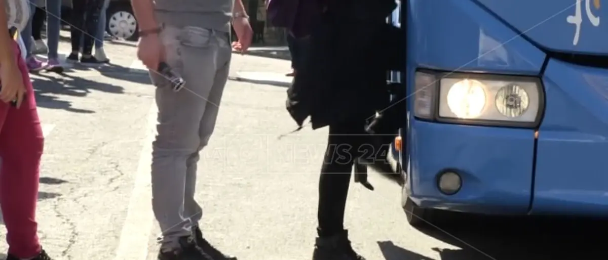 Quindici contro uno, i bulli si scagliano contro un ragazzino a Cosenza: lo salvano i passeggeri di un bus