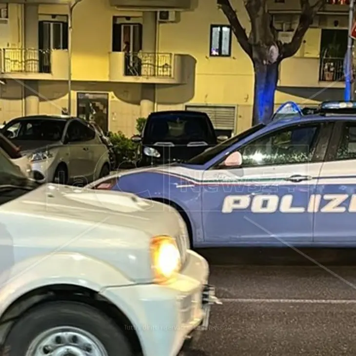 Incidente a Rossano, auto travolge due pedoni e si dà alla fuga