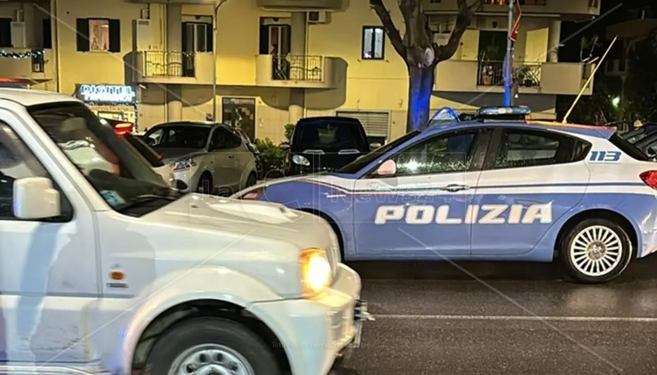 Incidente a Rossano, auto travolge due pedoni e si dà alla fuga