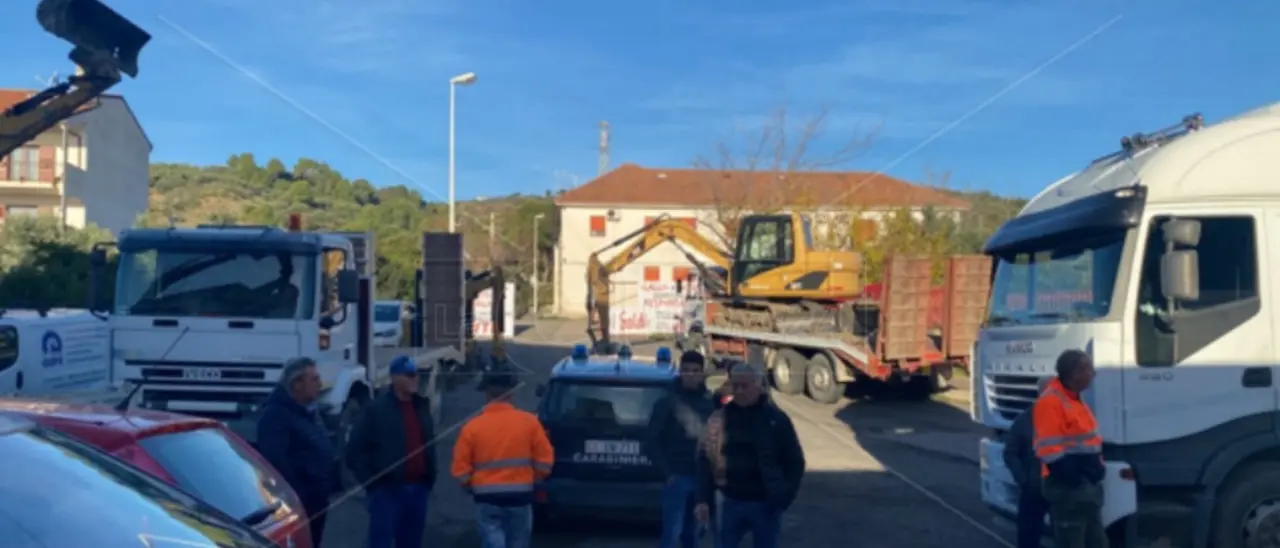 Lavori sulla 160, imprenditori e operai in protesta al Consorzio bonifica di Trebisacce per i mancati pagamenti