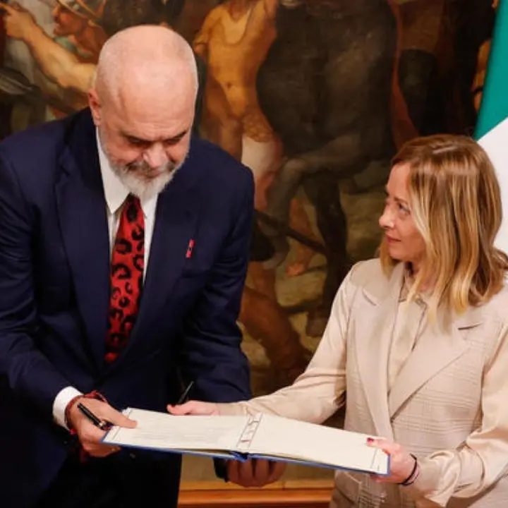 Migranti, l’Alta Corte albanese sospende la ratifica dell’accordo Rama-Meloni