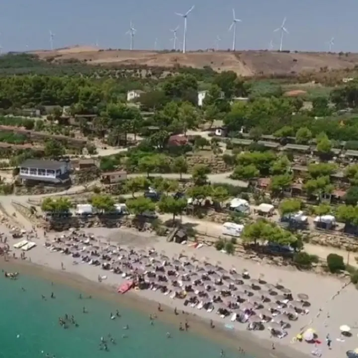 Le estorsioni dei Pugliese ai villaggi di Isola e il consiglio per entrare gratis nel camping: «Tu digli che sei figlia di Francesco Arena»