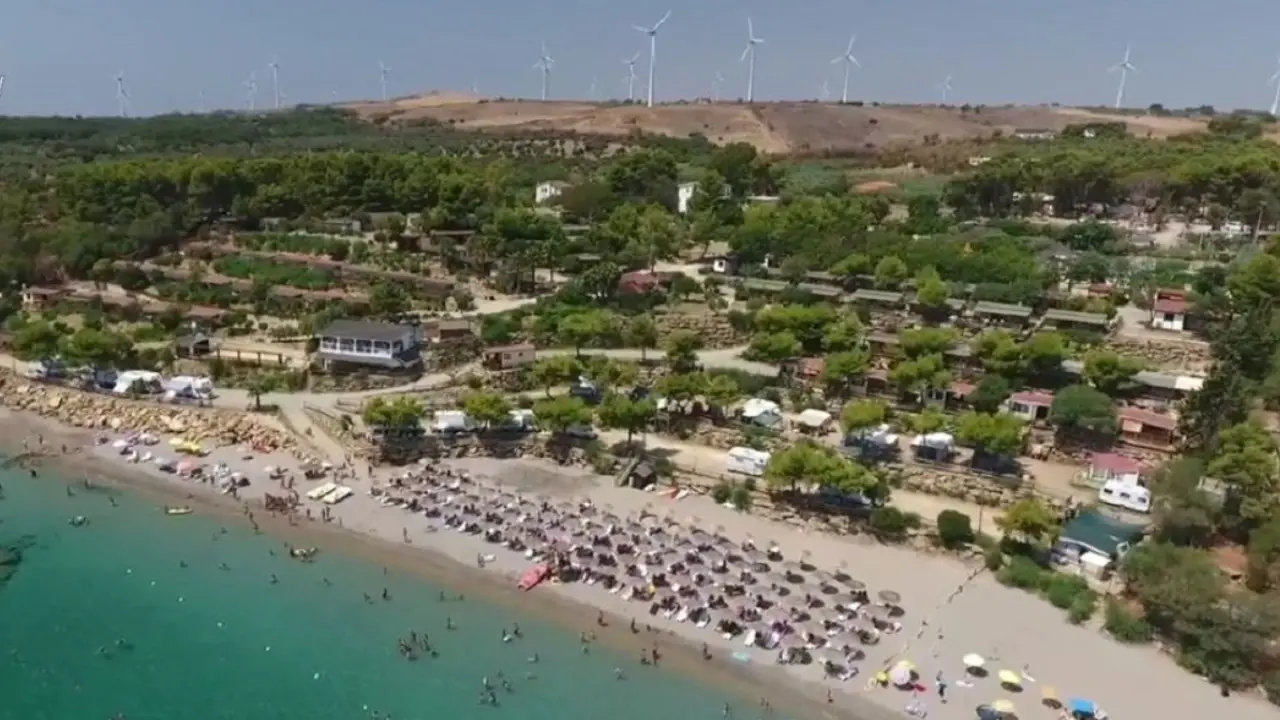 Le estorsioni dei Pugliese ai villaggi di Isola e il consiglio per entrare gratis nel camping: «Tu digli che sei figlia di Francesco Arena»