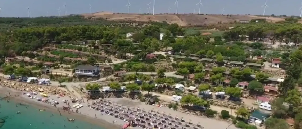 Le estorsioni dei Pugliese ai villaggi di Isola e il consiglio per entrare gratis nel camping: «Tu digli che sei figlia di Francesco Arena»