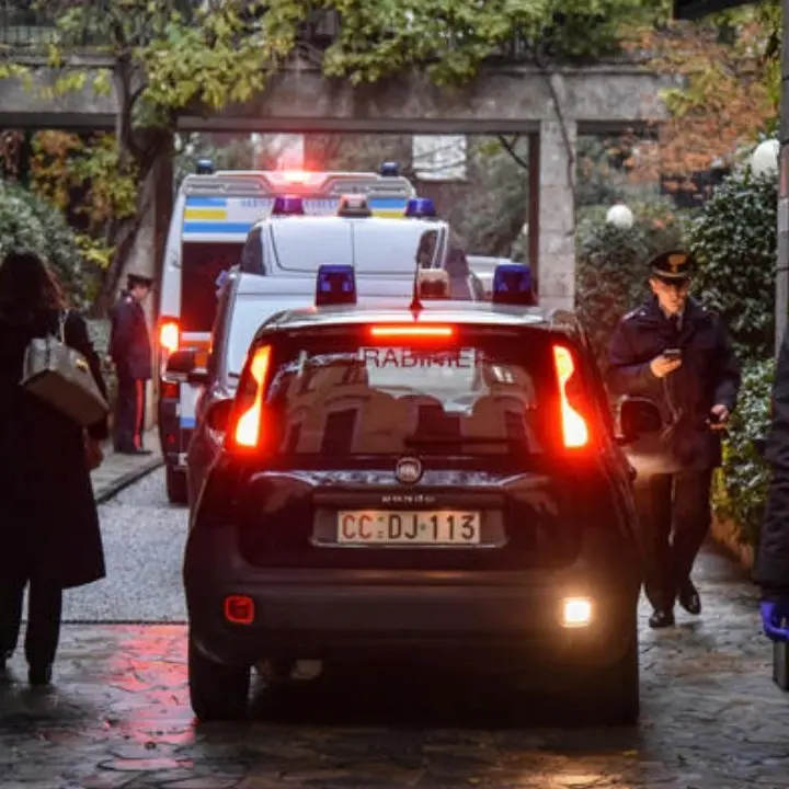 Uccisa in casa a Milano, accanto al corpo era seduto il figlio 35enne: dramma in una nota famiglia di immobiliaristi