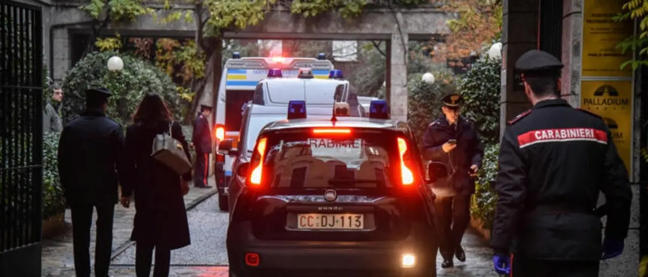 Uccisa in casa a Milano, accanto al corpo era seduto il figlio 35enne: dramma in una nota famiglia di immobiliaristi