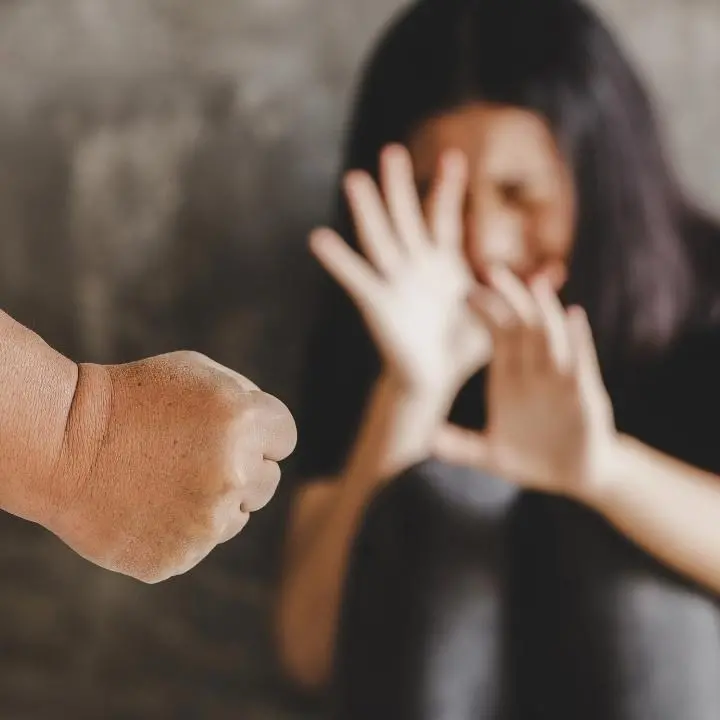 Cosenza: esasperata per le ripetute aggressioni chiama la polizia e fa arrestare il marito