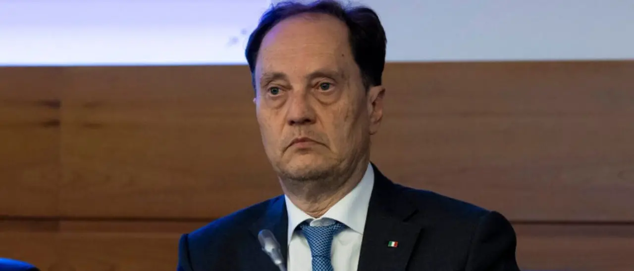 Il ministro Ciriani e il comandante dei carabinieri Luzi in Calabria per l’abbattimento dell’ecomostro di Torre Melissa