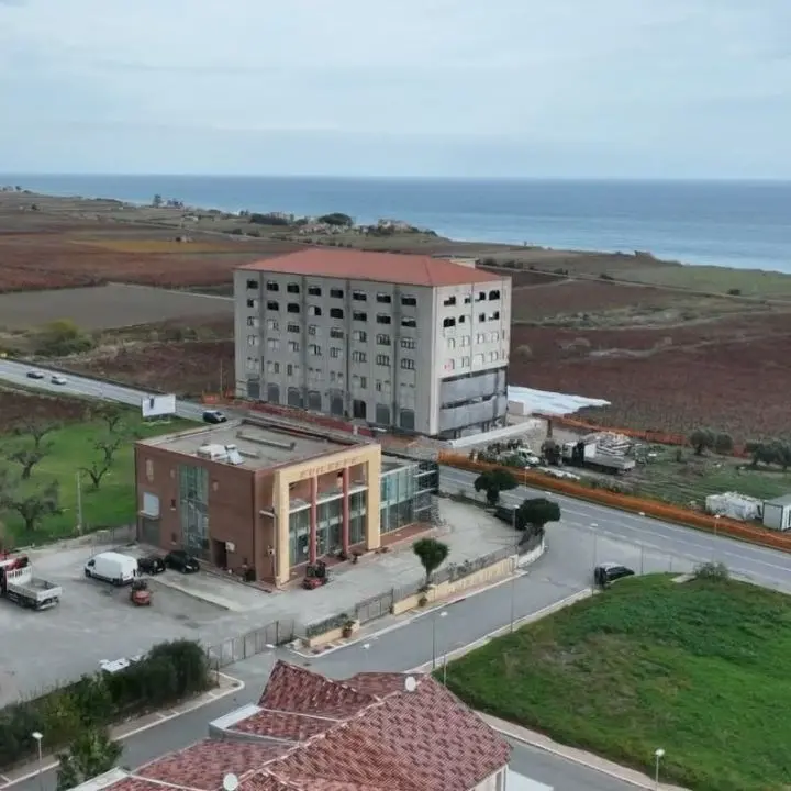 Dinamite per restituire dignità alla Calabria sfregiata: la storia dell’ecomostro di Torre Melissa che domenica sarà abbattuto