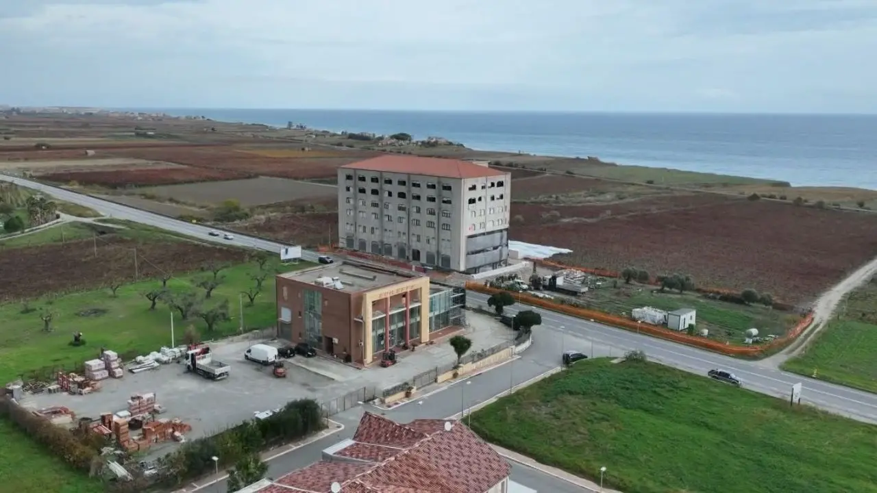 Dinamite per restituire dignità alla Calabria sfregiata: la storia dell’ecomostro di Torre Melissa che domenica sarà abbattuto