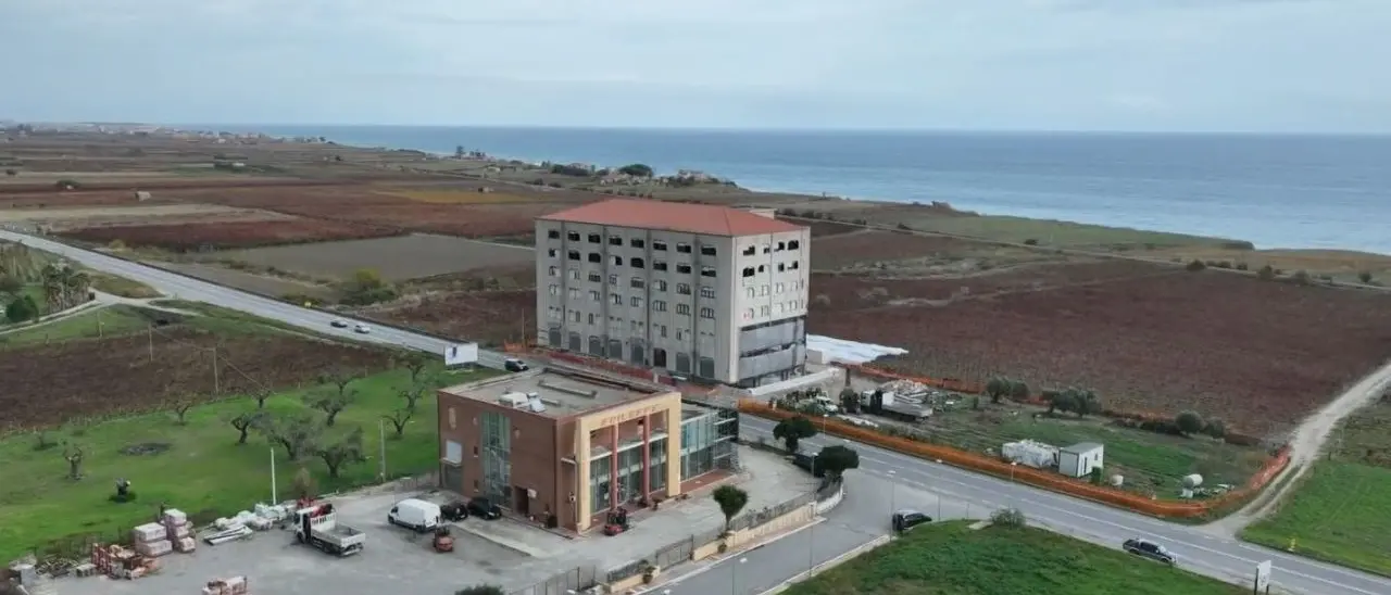 Dinamite per restituire dignità alla Calabria sfregiata: la storia dell’ecomostro di Torre Melissa che domenica sarà abbattuto