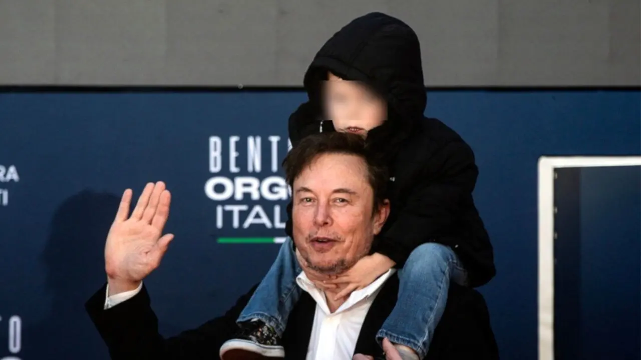 Atreju, l’oscena ostentazione di un bimbo di 3 anni: il figlio di Elon Musk alla festa di Fdi con il papà