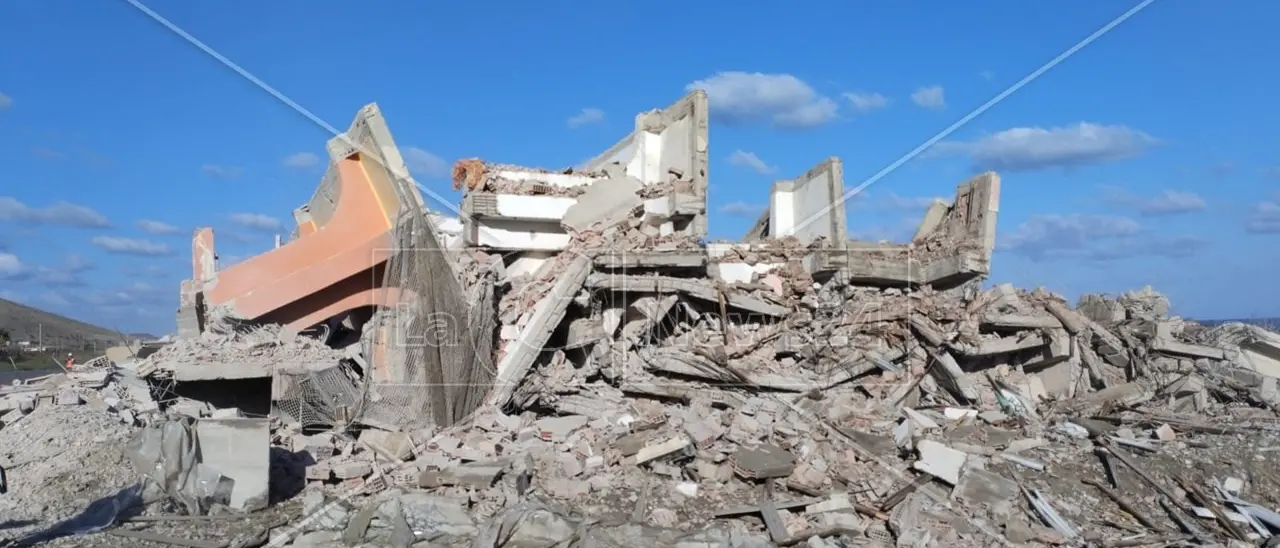 Abbattimento ecomostro di Torre Melissa, Legambiente: «Un segnale della Regione nella lotta all’abusivismo»