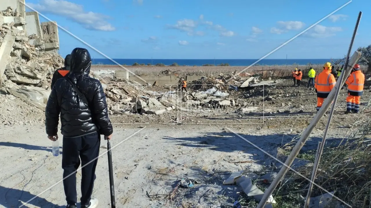 Abbattimento ecomostro di Torre Melissa: le reazioni della politica