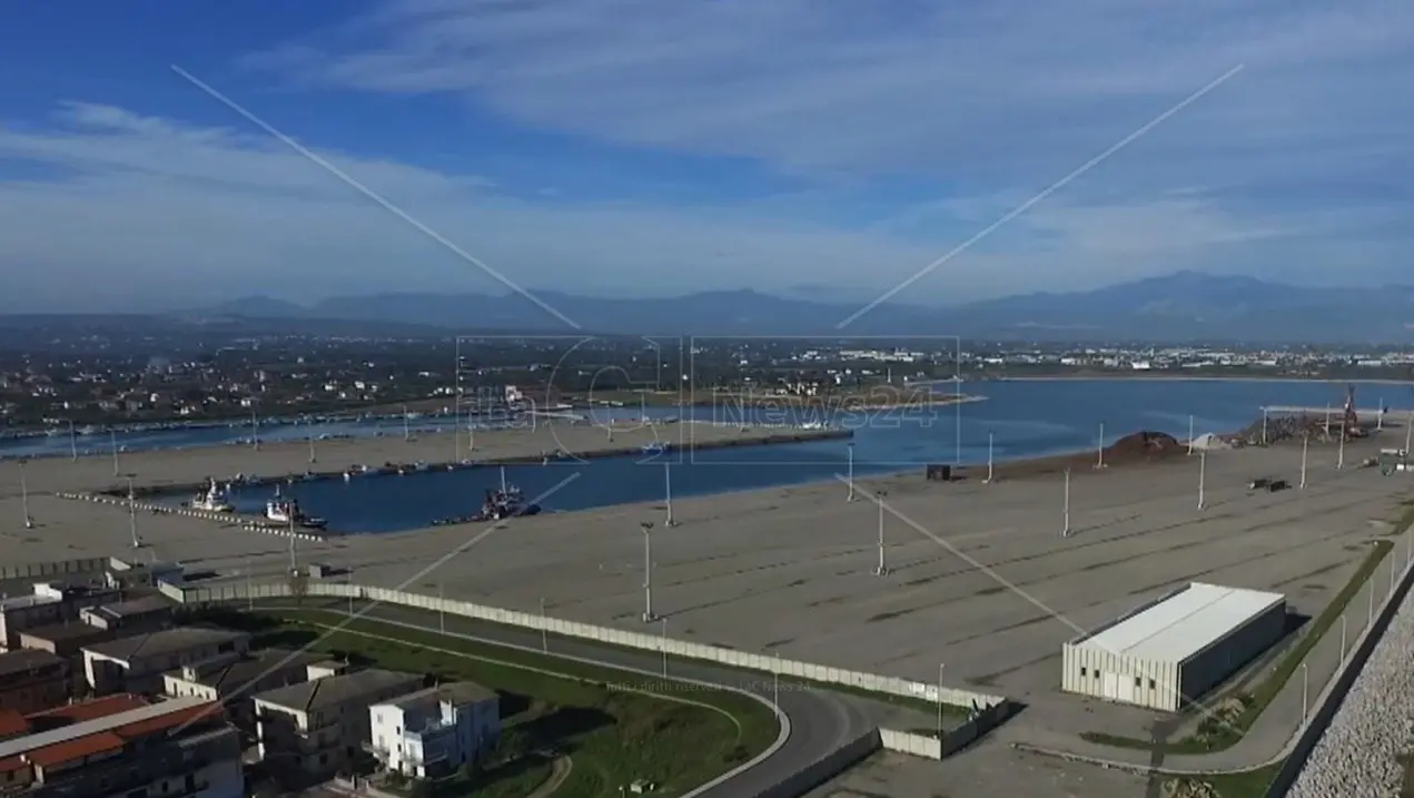 Il Comune di Corigliano Rossano dice no a Baker Hughes nel porto: parere negativo nella Conferenza dei servizi
