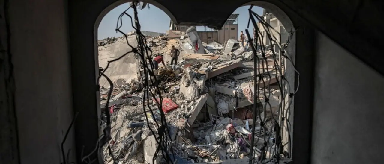 Guerra in Medio Oriente, raid aereo su un campo profughi a Gaza: almeno 25 morti