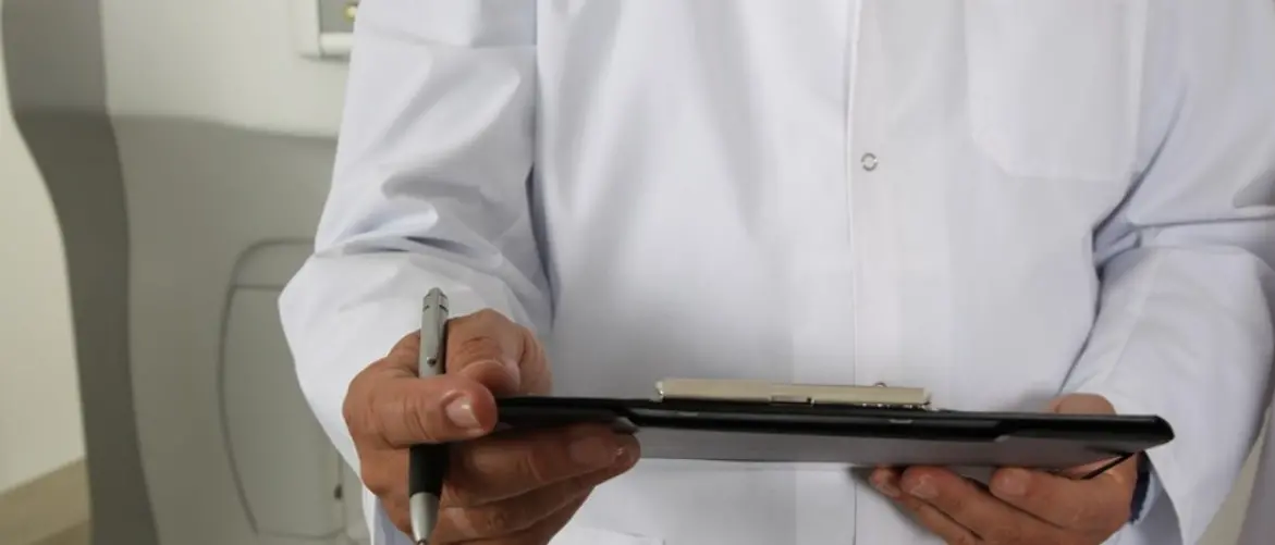 Attesta la cecità assoluta di una donna che però è già morta: sospeso medico vibonese