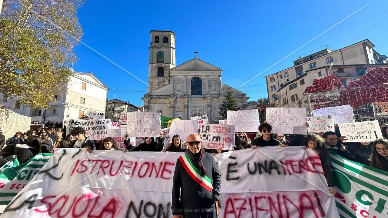 Acri, più di mille studenti in piazza per protestare contro il Piano di dimensionamento scolastico