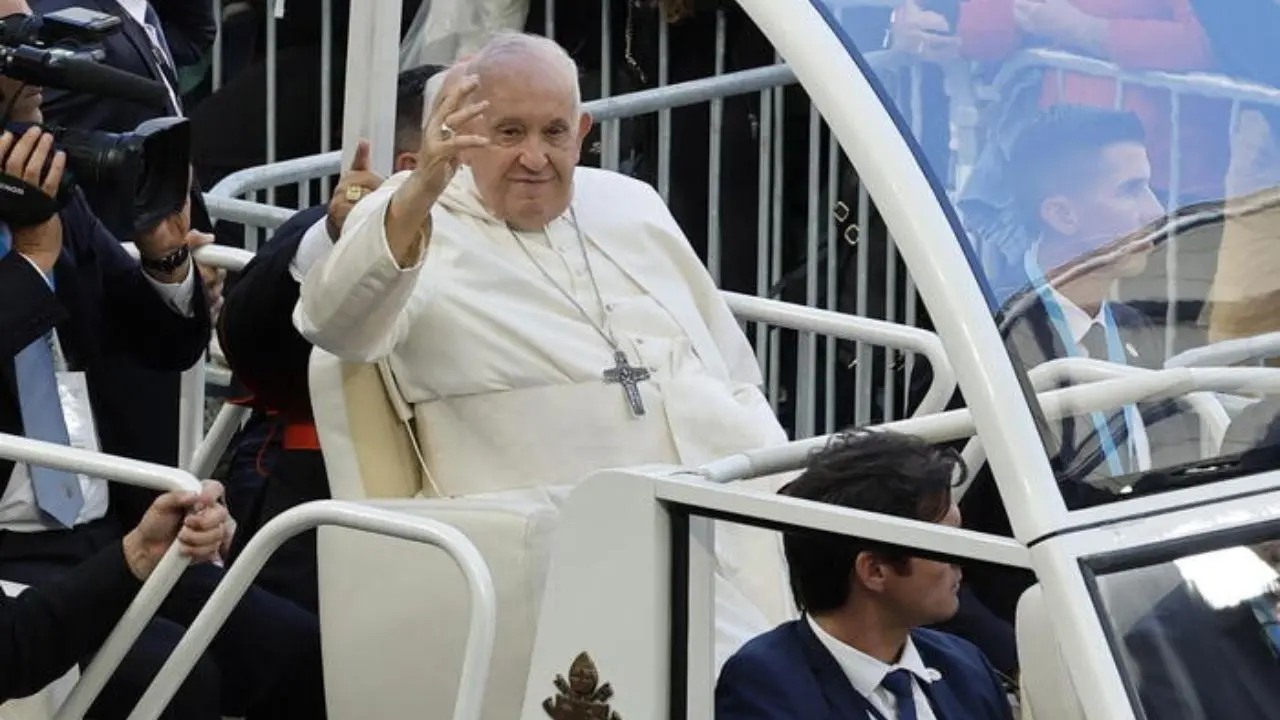 Sì di papa Francesco alla benedizione in chiesa delle coppie gay: «Ma non si tratta di matrimonio»