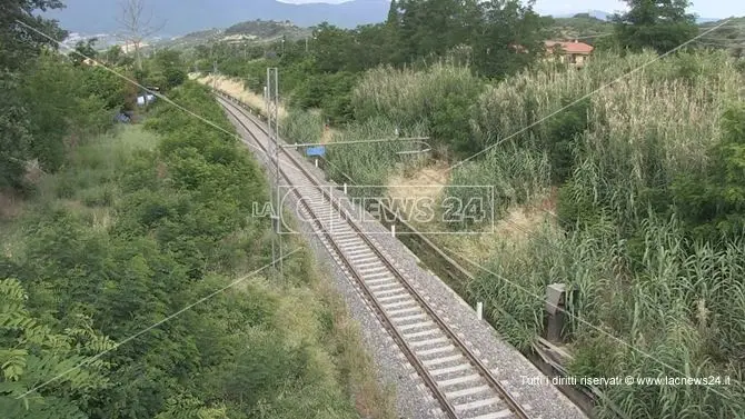 Rivoluzione sulla linea ferroviaria jonica: elettrificazione, velocizzazione e addio a 19 passaggi a livello