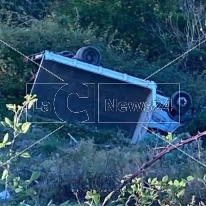 Incidente stradale a Cropalati: camion si ribalta, conducente trasferito d’urgenza a Cosenza