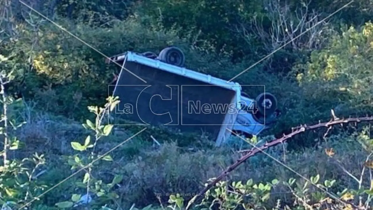 Incidente stradale a Cropalati: camion si ribalta, conducente trasferito d’urgenza a Cosenza