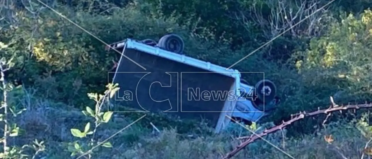 Incidente stradale a Cropalati: camion si ribalta, conducente trasferito d’urgenza a Cosenza