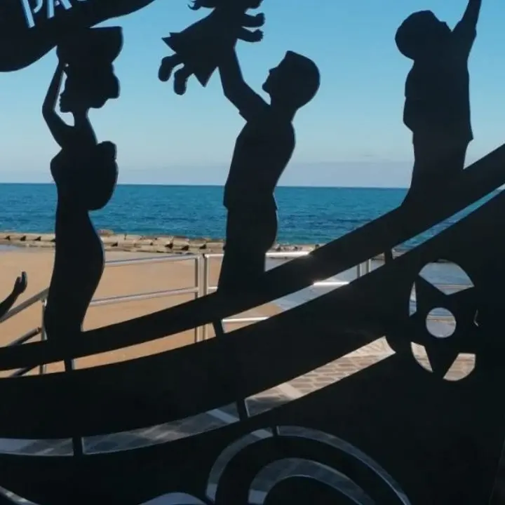 Una stele in memoria delle vittime di Cutro. «Crotone unita al dolore delle famiglie»